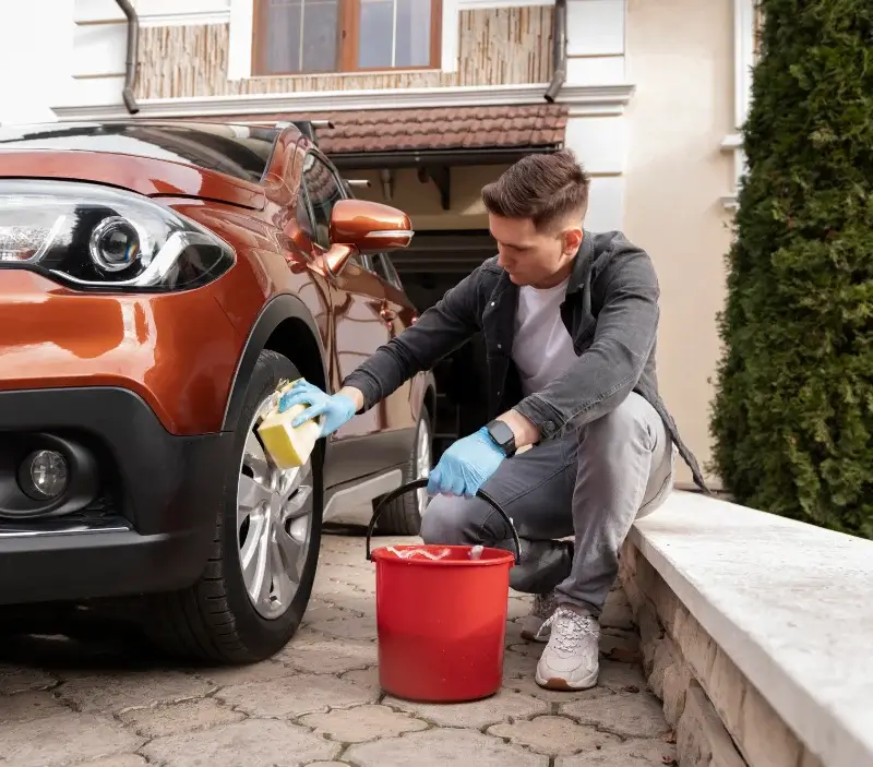 Lavage auto à domicile Saint-Dizier-la-Tour : professionnel intervenant sur un véhicule